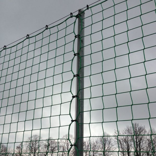Ballfangzaun mit Stahlpfosten und Nylonnetz