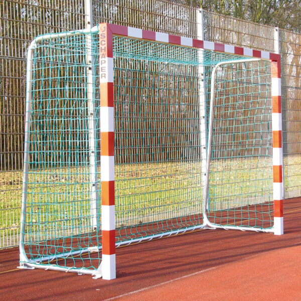 Handballtor mit rot/weiss Torrahmen auf rotem Pausenplatz