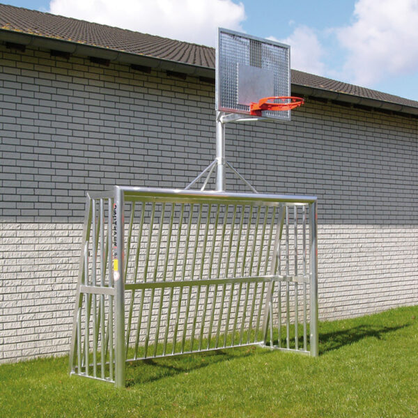 But de football sauvage avec grillage tubulaire