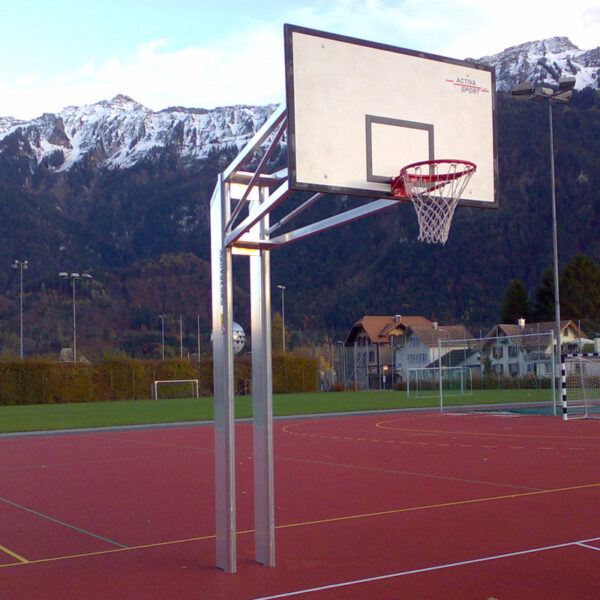 Installation de basketball à poteaux jumelés