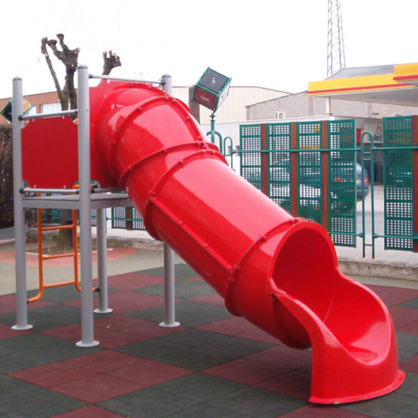 Spielgerät mit Turm und Rutsche