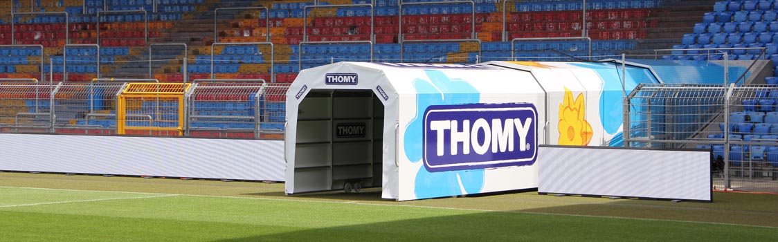 Spielertunnel im St. Jakob Stadion, in Form einer Senftube. Im Hintergrund das Stadion.