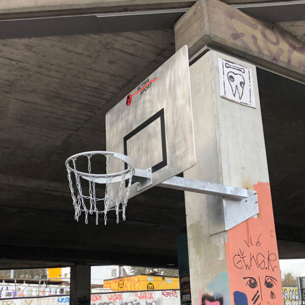 Basketball-Zielbrett Outdoor Aluminium an Betonsaeule befestigt