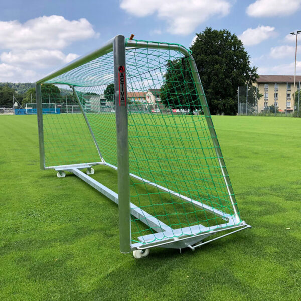 Fahrbares Gewicht 3-in-1 an Jugendfussballtor fixiert im Transportmodus