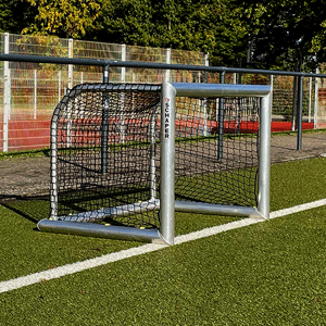 Minifussballtor "Play More" 120 x 80 cm auf Rasen für Play More Football Kinderfussball Schweiz