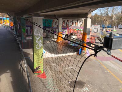 Sicherheitsnetz in einer Unterführung in der Stadt. Trennt Skater Park und Fussgänger. 