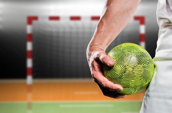 Willkommen bei Activa Sport. Handballtor und Ball in der Hand