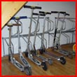 Fahrradständer für Kickboards auf Aluminium auf Holzboden für Ordnung im Innenbereich