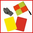 Fussballzubehör. Rote und gelbe Karte, Trillerpfeife, Linienrichterfahne