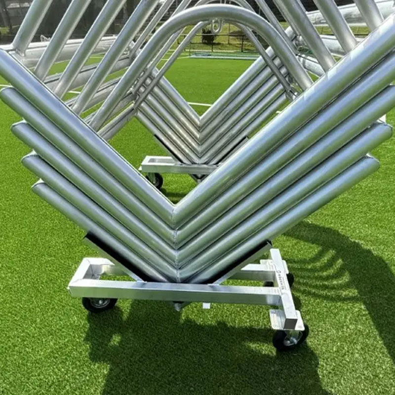 Transportwagen für Minifussballtore auf Rasen