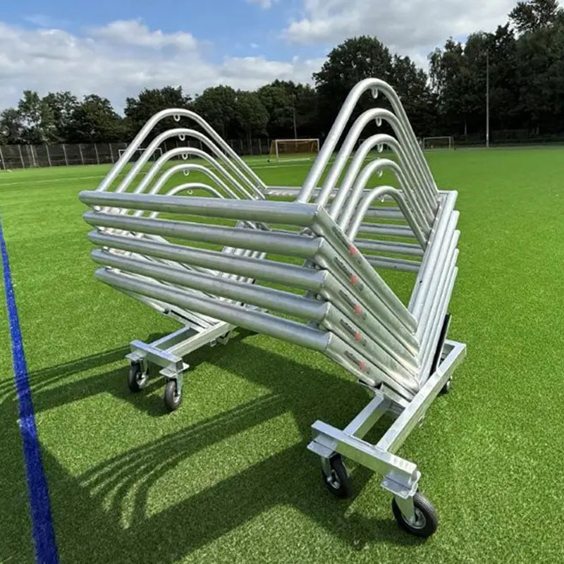 Transportwagen für Minifussballtore auf Rasen, Transportbereit mit Toren gestapelt