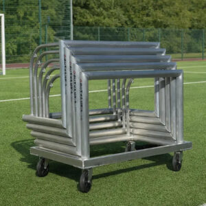 Einfacher Transportwagen für Minifussballtore auf Rasen, Transportbereit mit Toren gestapelt