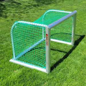 Minifussballtor "Play More" 120 x 80 cm auf Rasen für Play More Football Kinderfussball Schweiz